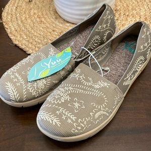 YUU Women’s Sz 9 slip on shoes beige light brown light weight and flexible